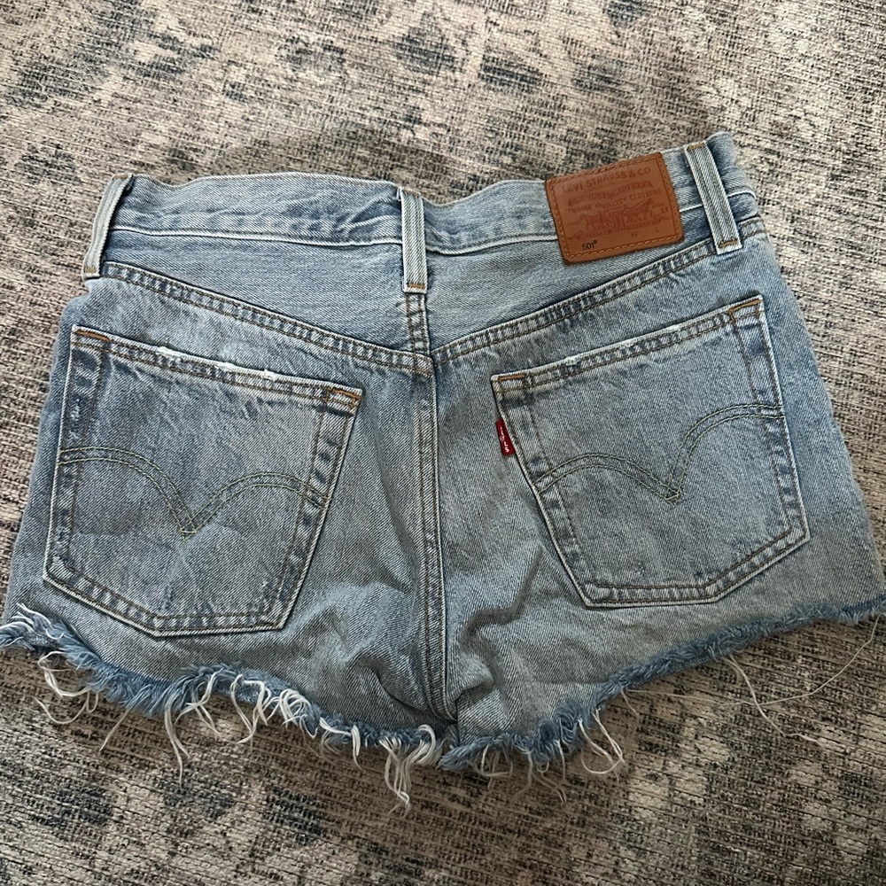 Levi 501 shorts size 25